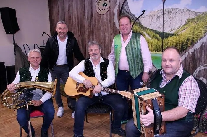 Diesmal hatte Markus Kern die „Feinspitzbuam“ geladen. Das Trio (am Foto mit Markus Kern und Humorist Max Lustig) sorgte für Schwung und beste Laune.