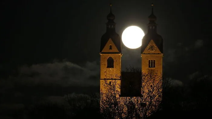 Der Supervollmond über dem Dom von Maria Saal