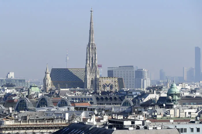 Österreichs Haupstadt Wien belegt den zweiten Platz im Ranking. Damit führt Wien im Wettbewerb der europäischen Städte. Inklusive Umland ist Wien der Lebensmittelpunkt von rund 2,6 Millionen Menschen, rund einem Drittel der österreichischen Bevölkerung. Eine Besiedlung kann ab 500 vor Christus nachgewiesen werden. Die Römer bauten 15 v. Ch. das Fort Vindobona als Bollwerk gegen die Germanen.
