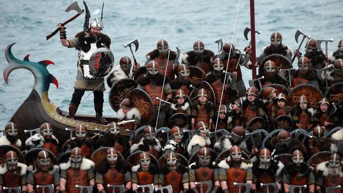"Hey, Hey Wickie": Mehr als 1000 verkleidete Wikinger-Darsteller haben am Dienstag auf der Hauptinsel der schottischen Shetlands am jährlichen Festival "Up Helly Aa" teilgenommen.