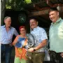 Revierbeauftragter Roman Marics (2.v.r.) und Stellvertreter Dominik Marics (r.) pflegen und betreuen den Gralla Weiher. Dafür wurde ihnen 2024 der FishLife Award von ÖKF-Präsident Heinz Heistinger und ÖKF-Geschäftsführerin Sonja Behr (v.l.) überreicht.  