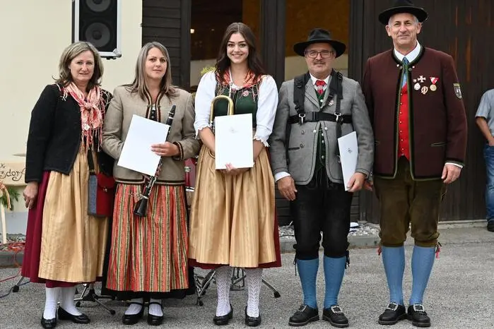 Im Rahmen der Feierlichkeiten erfolgten Ehrungen für langjährige Mitglieder sowie die Überreichung von Leistungsabzeichen durch Obfrau Dagmar Schinegger vom Kärntner Blasmusikverband