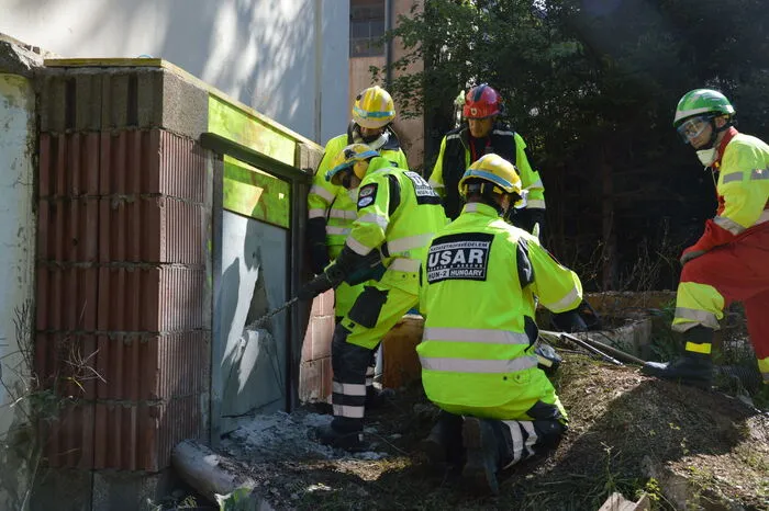 Hier versucht sich ein ungarisches Einsatzteam Zugang zu 20-30 "Verschütteten" in einem Gebäude zu verschaffen. Dazu müssen sie eine dicke Betonwand durchbrechen.