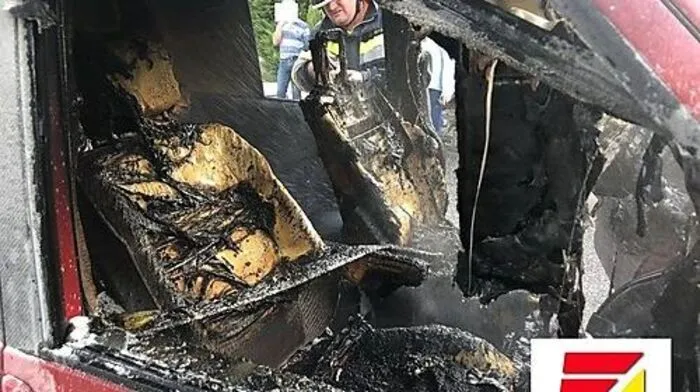 Der Kleinbus brannte völlig aus