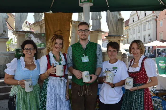 Veranstaltet wird das Brau-Stadt-Fest vom Citymanagement Leoben in Kooperation mit der Gösser Brauerei. Im Bild Katrin Köppel vom Citymanagement (links) und  Andrea Moder vom Tourismusverband Leoben (rechts). Bei dem Team kann der Brau-Stadt-Pass für 19 Euro erworben werden, mit dem man drei Getränke, ein T-Shirt, einen Tonbierkrug und einen Ausstellungsbesuch bekommt.