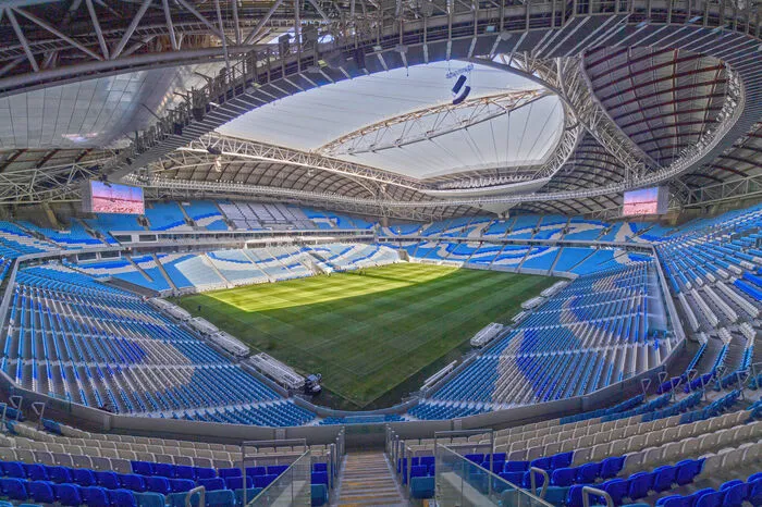Das Erscheinungsbild des Stadions wurde von den Segeln der traditionellen Dhau-Boote inspiriert, ein Tribut an die Seefahrer-Vergangenheit von Al Wakrah. Am Design-Entwurf war die inzwischen verstorbene Architektin Zaha Hadid maßgeblich beteiligt.