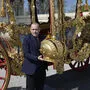 Gery Keszler vor dem Nachbau der Krönungskutsche