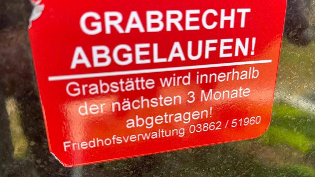 Dieser Sticker prangte zu Allerheiligen am Familiengrab