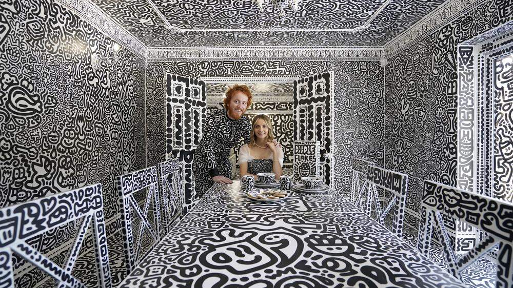 Der britische Künstler Sam Cox mit seiner Frau Alena Cox