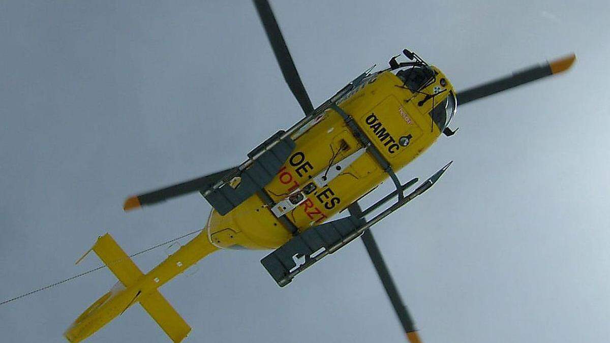 Der Rettungshubschrauber flog den Verletzten ins Unfallkrankenhaus