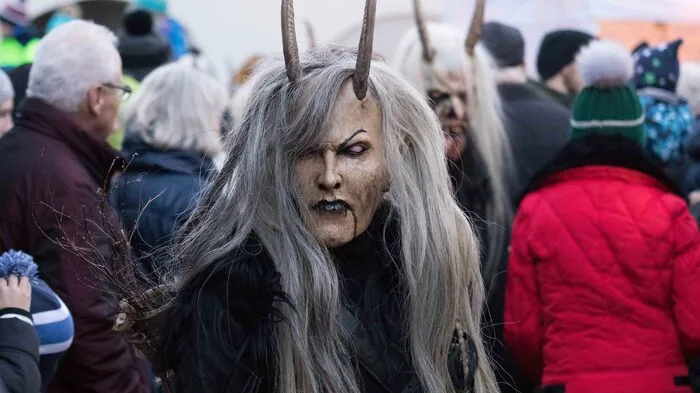 Der Weg der schaurigen Gestalten führt vom Bezirksgericht über die Bismarckgasse, den Südtiroler Platz und die Rathausgasse bis auf den Hauptplatz, wo anschließend noch ein Krampus-Spiel stattfand.
