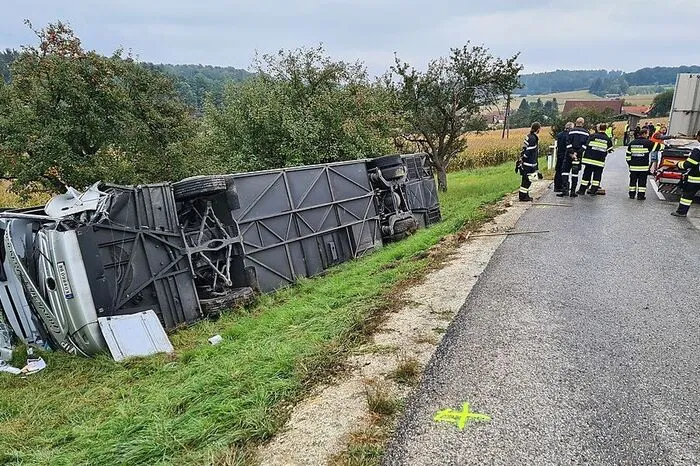 Ende September schockierte ein Busunfall in Obertiefenbach die Leser. Ein Sattelzug war mit einem Reisebus kollidiert, es gab 29 Verletzte, fünf davon schwer. Drei Notarzthubschrauber, drei Feuerwehren und 40 Rotkreuz-Kräfte waren im Einsatz.