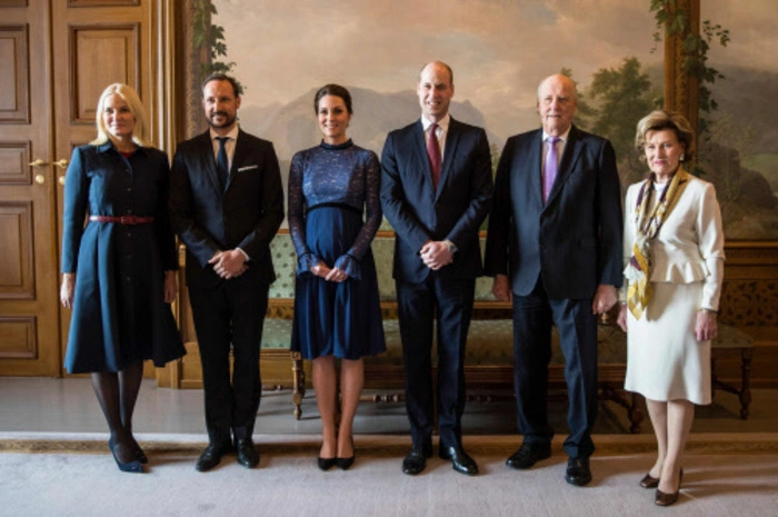Gruppenfoto mit dem norwegischen König Harald und Königin Sonja.