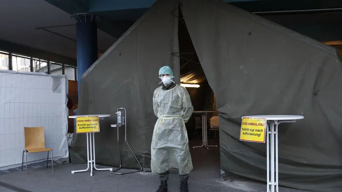 Es ist ein ungewöhnliches Bild: Das Bundesheer steht seit Sonntag, 7 Uhr früh, vor eigenen Zelten am Uniklinikum Graz und übernimmt die Eingangskontrolle.