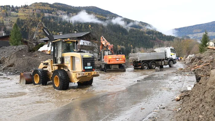Im Akkord und perfekt aufeinander abgestimmt arbeiten an die 20 Bagger, Lkw und schwere Maschinen in Lainach, um die B 106 Mölltalstraße frei zu bekommen.