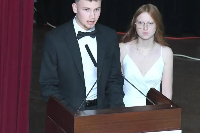Nach der Rede der Maturantinnen und Maturanten, in der sie die Freude hatten, zahlreiche Ehrengäste begrüßen zu dürfen, und der Eröffnungsrede der beiden Schulleiterinnen Petra Nömayer vom BORG und Elke Hirner von der BHAK war es endlich Zeit für die große Show.
