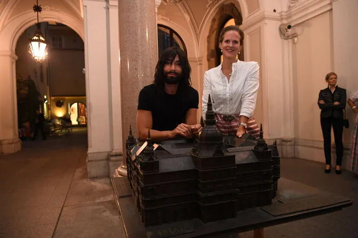 Conchita vor dem Auftritt mit Opern-Intendantin Nora Schmid im Rathaus