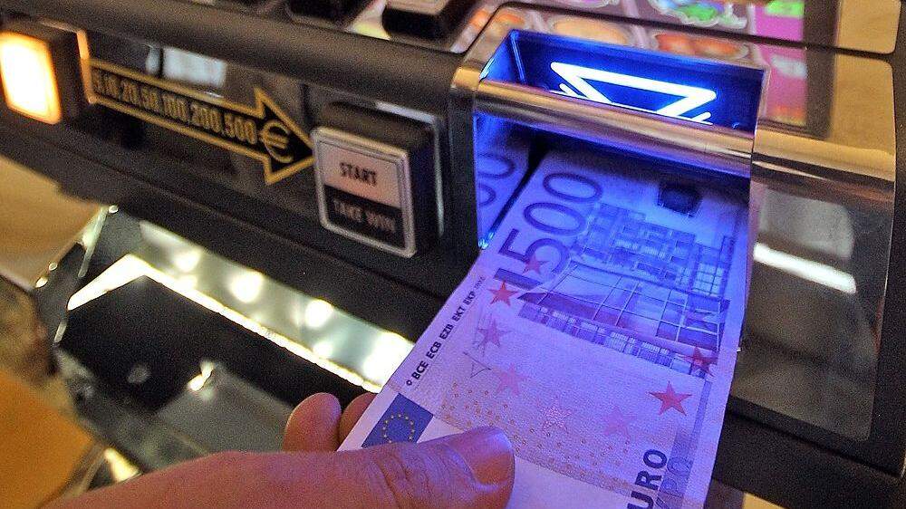 Weil er selbst viel Geld beim Spielen verloren hatte, brach ein 31-Jähriger zwei Automaten auf
