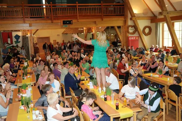 Beim Auftritt von  „Melanie Payer“ gab es auch eine Live-Premiere mit ihrem neuen Titel „Teil diesen Moment mit mir“ im Nockstadl.