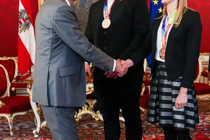 Das Staatsoberhaupt ließ sich von den Athleten ihre persönlichen Doha-Glücksmomente schildern und erzählte aus seiner eigenen sportlichen Vergangenheit. "Ich war als Langstreckenläufer für meine Verhältnisse gar nicht so schlecht", sagte Van der Bellen.
