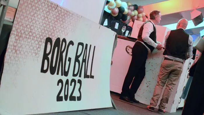 Unter dem Motto "4 Jahre verBORGen - Heute lassen wir die Masken fallen" lud die Abschlussklasse des Borg Lienz am Samstag zum Maturaball.