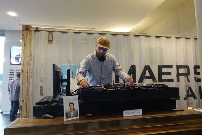 Nach der offiziellen Eröffnung folgte eine Party mit DJ und Cocktails.