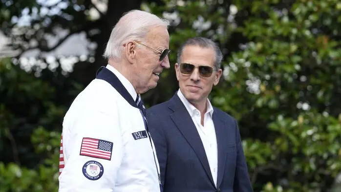 Joe Biden in einer „Team USA“-Jacke und sein Sohn Hunter Biden in einem Anzug.