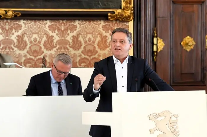 Grüne Mobilitäts- und Kontrollsprecher Lambert Schönleitner kritisiert den Ablauf des Bauprojekts der B-68-Begleitstraße bei Zöbing