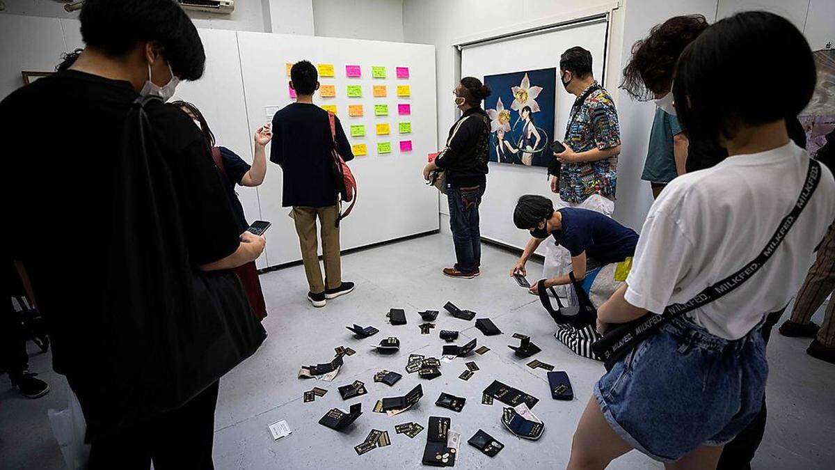 Erst wird inspiziert (und fotografiert), dann wird geklaut: &quot;Stealable Art&quot;-Ausstellung in Tokio