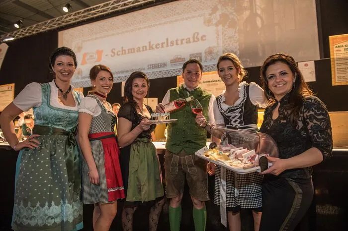 ... die anderen zu Wein und Käse.