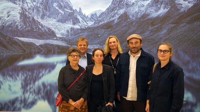 Vier Künstler, eine Vernissage: Im Klagenfurter Künstlerhaus eröffnete Donnerstagabend die Ausstellung mit dem Titel "da vase kaputt, verkaufe ich die Blumen" von Catrin Bolt, Regula Dettwiler und Hannes Zebedin. Die Besucher schauten sich zwischen Blumentöpfen, Ästen und Landschaftsbildern um. In einer Ecke blühten sogar die Stiefmütterchen. In der kleinen Galerie stellt Karin Zerzele "Hier und Jetzt" Buntes aus. Die Ausstellung läuft bis zum 16. November.