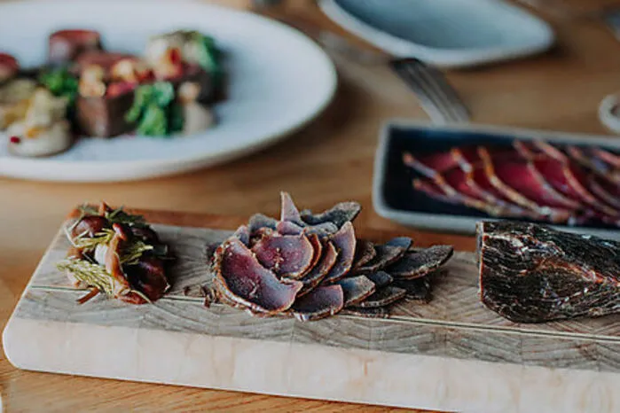 Läppisch essen. Rentiere sind hier nicht nur in der Natur allgegenwärtig, sondern auch auf der Speisekarte. Ihr Fleisch soll besonders gesund sein. Eine weitere Spezialität ist der Leipäjuusto – ein Quietschkäse, der an Halloumi erinnert. Er wird oft auch aus Rentiermilch hergestellt.