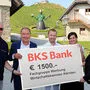 Hannes Sonnberger, Volkmar Fussi, Barbara Kuttnig und Kurt Wolf (von links) übergeben den Scheck an Kleine-Zeitung-Werbemarkt-Leiter Pierre Bechler (Mitte)