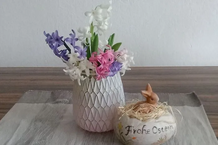 Ostern ist bei Sabrina Maier schlicht mit frischen Blumen in Pastellfarben und zurückhaltender Deko. Schicken Sie uns Ihre Osterbilder an reporter@kleinezeitung.at