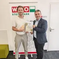 Die Ehrenurkunde wurde von Christian Hollinger, Leiter der WKO-Regionalstelle Ennstal/Salzkammergut, überreicht