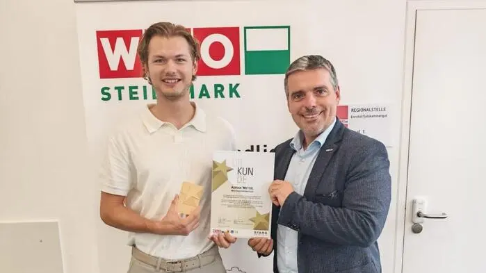 Die Ehrenurkunde wurde von Christian Hollinger, Leiter der WKO-Regionalstelle Ennstal/Salzkammergut, überreicht