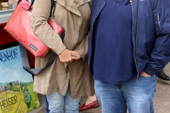 Übrigens: Beim Einkaufen von Salami, Speck, Käse, Schnaps und Gemüse unter anderen gesehen: Polizeikommandant Wolfgang „Spule“ Spielberger (am Foto mit Gattin Dagmar), ORF-Sportreporter Hannes Schoby sowie Autoexperte Wolfgang Krassnitzer. 