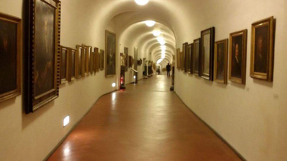 Corridoio Vasariano im Palazzo Pitti in Florenz
