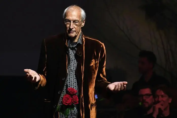 Füreinen eher emotionalen Moment sorgte indes der überraschend vergebene Ehrenpreis für Verdienste um die Filmakademie: Gründungsmitglied Josef Aichholzer wurde mit Standing Ovations bedacht und appellierte an die Einheit der gesamten Branche.