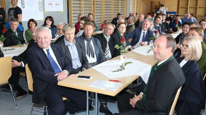 Landeshauptmann Hermann Schützenhöfer und zahlreiche weitere Ehrengäste ließen sich den Spatenstich nicht entgehen - ...