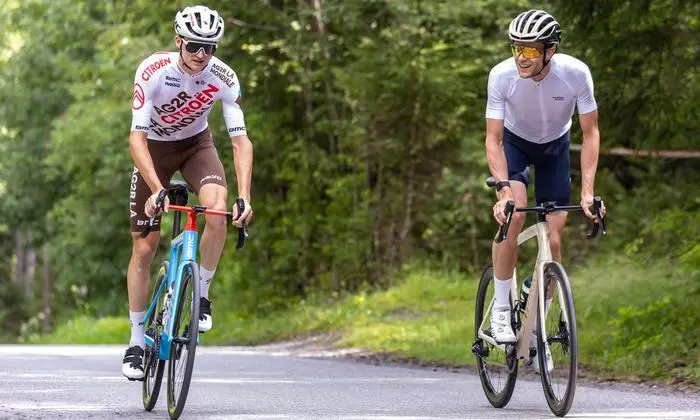 Gall und Egger kurbelten hinauf gen Bannberg. Meistens im Sattel, ab und zu im Wiegetritt