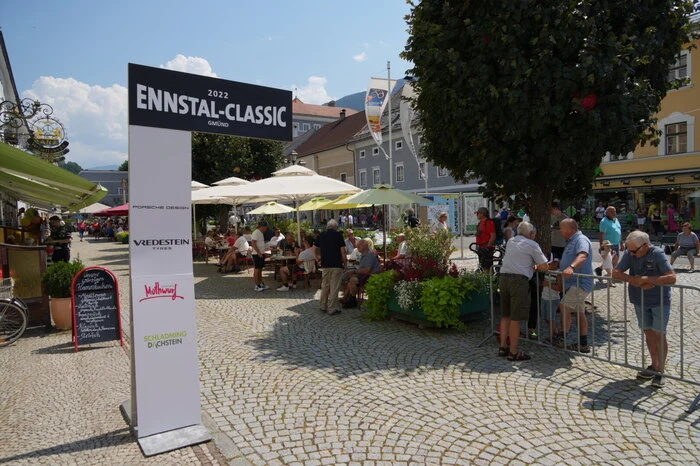 Am Kontrollpunkt vor dem Rathaus müssen alle 220 Oldtimer vorbei