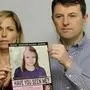 Kate und Gerry McCann mit einem computergenerierten Bild das zeigt, wie ihre Tochter nun aussehen könnte