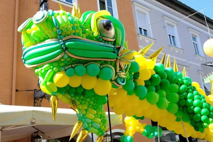 Auch ein Leguan aus Luftballons zieht durch die Stadt