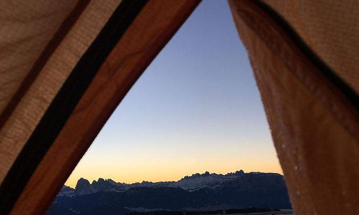 Zimmer mit Aussicht: Blick aus dem Schlafsack in den Sonnenaufgang über den Dolomiten