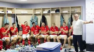 Ralf Rangnick nach dem Sieg gegen Aserbaidschan im Kreis der Mannschaft