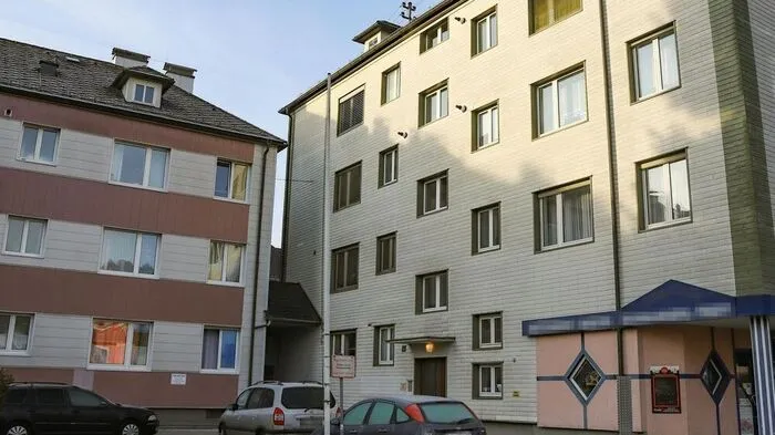 Frau vor Haus in Attnang-Puchheim tot aufgefunden