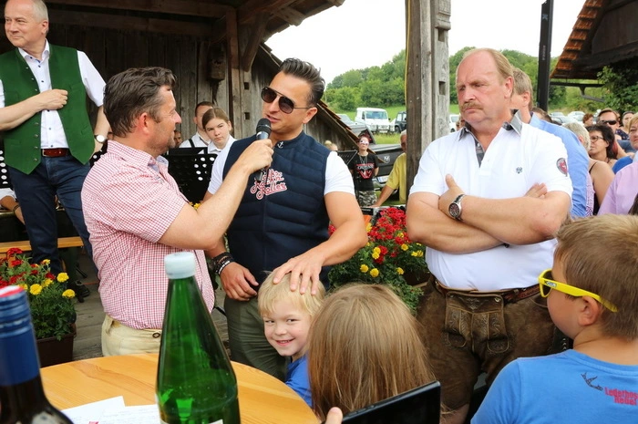 “Die Idee entstand an einem fröhlichen Abend mit meinen Freunden Mario Barth und Sepp Pail”, erzählte Gabalier. Fotograf Pail setzt den beliebten Sänger schon seit Beginn seiner Karriere gekonnt ins Bild.
