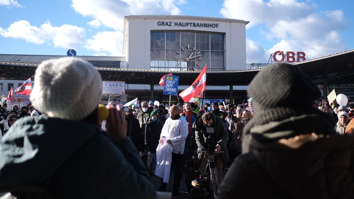 Tausende versammelten sich am Samstag am Grazer Hauptbahnhof, um gegen die Impfpflicht auf die Straße zu gehen
