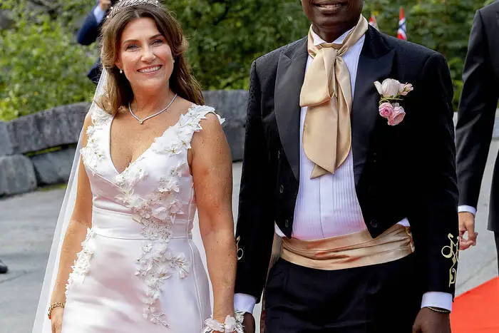 Und gleich noch ein Skandal in Norwegen:  Die ältere Schwester von Kronprinz Haakon, Märtha Louise, heiratete am 31. August den Schamanen Durek Verrett. Eine Hochzeit, die für ordentlich Getuschel sorgte. 